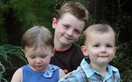 英夫妻為救長子人工授精生雙胞胎遭質(zhì)疑