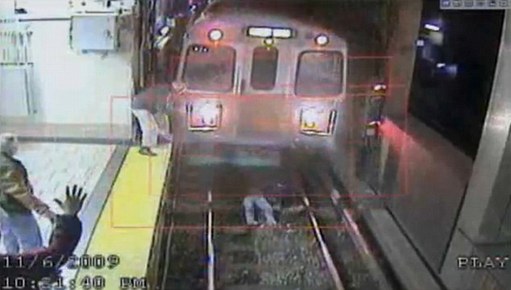 組圖：美一婦女醉臥鐵軌 司機及時剎車避免慘劇