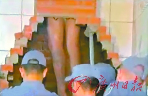 巴西一小偷鉆煙囪行竊被卡在里面動(dòng)彈不得