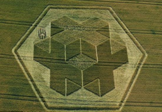 英國(guó)UFO之都再現(xiàn)三維麥田怪圈(組圖)