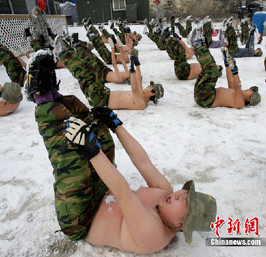 組圖：韓國(guó)中小學(xué)生赤膊在雪地中軍訓(xùn)