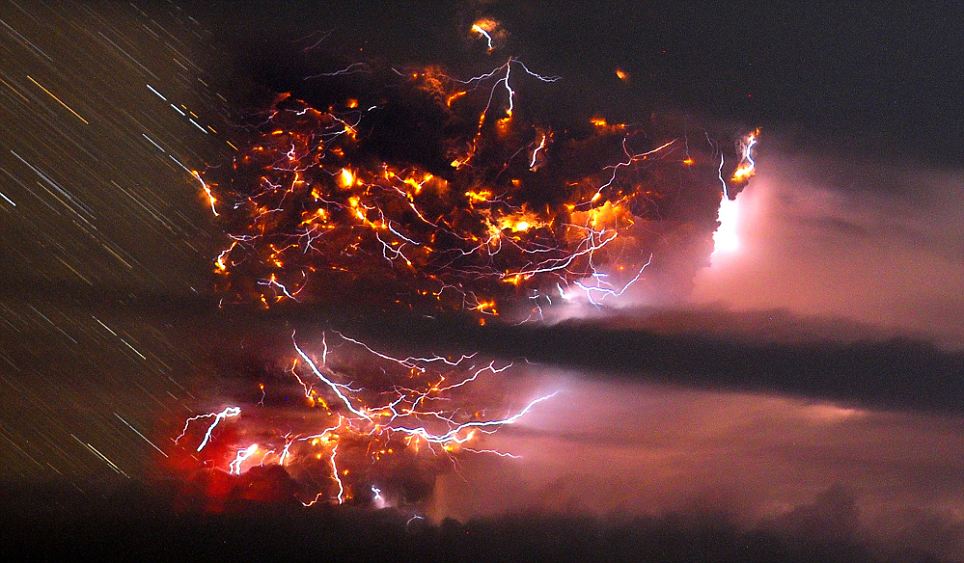 組圖：智利火山噴發(fā)伴隨電閃雷鳴 場面蔚為壯觀