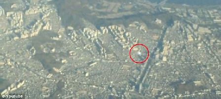惡作劇抑或UFO？乘客空中拍到“禮帽”狀飛行物