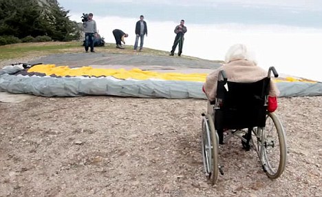 挑戰(zhàn)極限無分老幼！英104歲老婦完成高崖跳傘創(chuàng)記錄