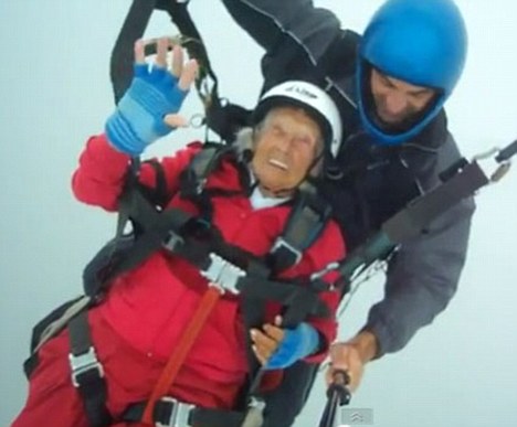 挑戰(zhàn)極限無分老幼！英104歲老婦完成高崖跳傘創(chuàng)記錄