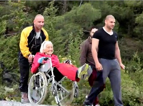 挑戰(zhàn)極限無分老幼！英104歲老婦完成高崖跳傘創(chuàng)記錄