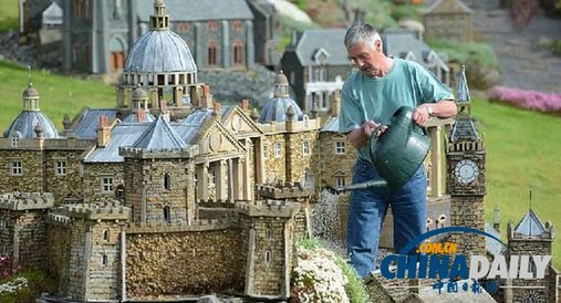 英67歲建筑工花園中自建仨微型村 成當?shù)芈糜尉包c