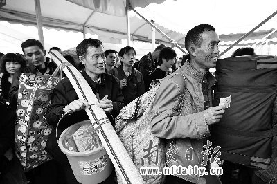 春運實名制火車票今開訂 能否根除“黃牛黨”？