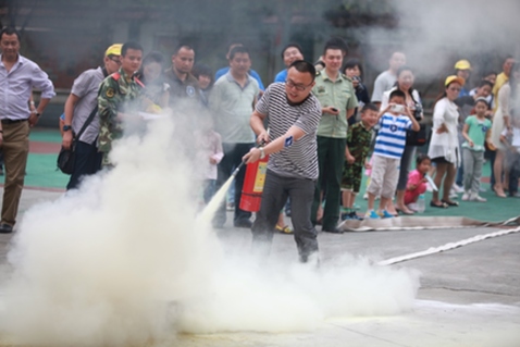 “六一”安全課堂：孩子，登云梯、接水帶、滅火盆你都會(huì)么？ ——利寶保險(xiǎn)在渝開(kāi)展家庭安全體驗(yàn)活動(dòng)