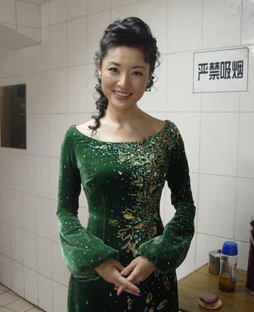 嫁豪門(mén)的央視女主播大pk 張蕾青春靚麗