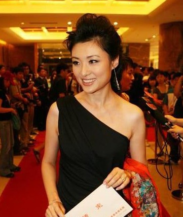 嫁豪門(mén)的央視女主播大pk 張蕾青春靚麗