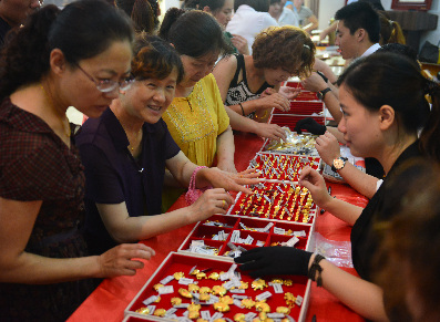 山西大媽再掀搶金戰(zhàn) 銀行金飾部分賣(mài)斷貨