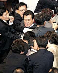 日議員養(yǎng)老金議案相爭打作一團(tuán)