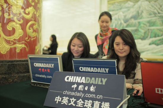 中國日?qǐng)?bào)網(wǎng)記者在溫家寶總理記者會(huì)現(xiàn)場(chǎng)進(jìn)行直播