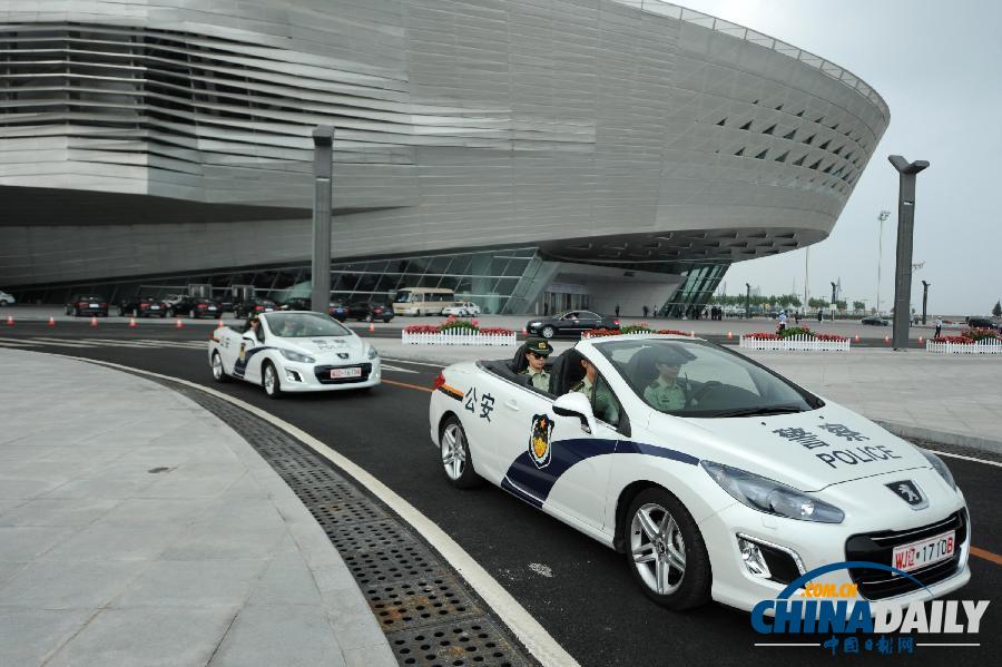 女子巡警隊駕拉風(fēng)警車巡邏 扮靚夏季達(dá)沃斯（圖）