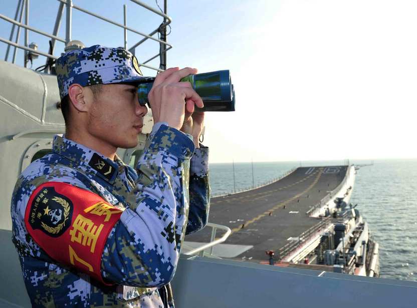 我國(guó)第一艘航空母艦遼寧艦首次靠泊三亞某軍港