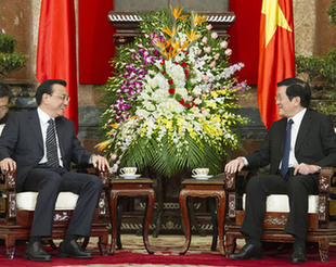 李克強(qiáng)會見越南國家主席張晉創(chuàng)