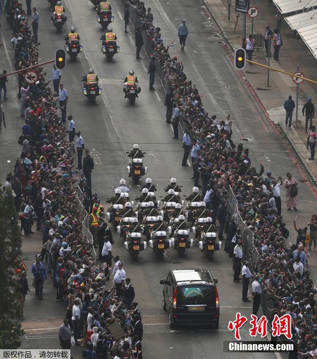 曼德拉遺體轉(zhuǎn)運(yùn)至聯(lián)合大廈 沿長街接受瞻仰