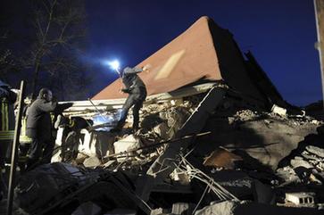 意大利強(qiáng)烈地震造成逾150人死亡1500多人受傷