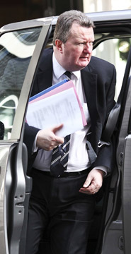 英警方高官手持機(jī)密文件遭抓拍 反恐行動(dòng)被迫提前