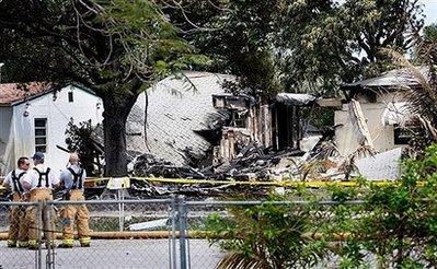 美80歲老翁開(kāi)飛機(jī)撞上民宅身亡 房主不在家躲過(guò)一劫