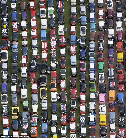Mini汽車誕生50周年 英愛(ài)好者組“最長(zhǎng)車隊(duì)”慶祝