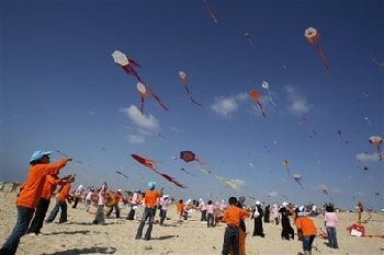 巴勒斯坦兒童加沙海灘破紀(jì)錄 放飛數(shù)千風(fēng)箏忘掉戰(zhàn)爭(zhēng)