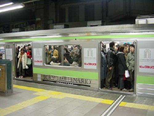 金融危機(jī)加劇 東京地鐵站加裝藍(lán)燈防跳軌