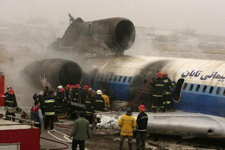 伊朗一客機(jī)降落時起火 至少46人受傷