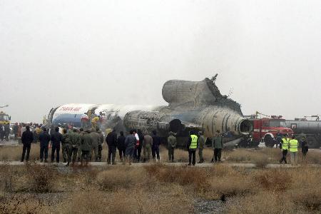 伊朗一客機(jī)降落時起火 至少46人受傷