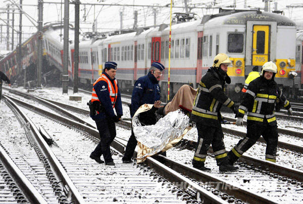 比利時(shí)火車相撞造成至少20人死亡（組圖）