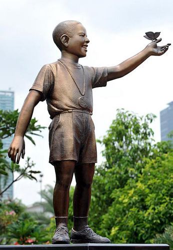 不堪印尼民眾抗議 少年奧巴馬銅像被移至曾就讀小學