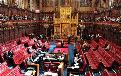 英國擬改革議會(huì)上院 廢除世襲席位減半