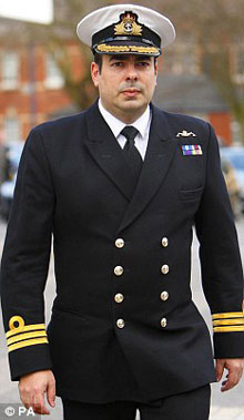 英核潛艇艦長(zhǎng)受審 看錯(cuò)一字致潛艇撞礁石