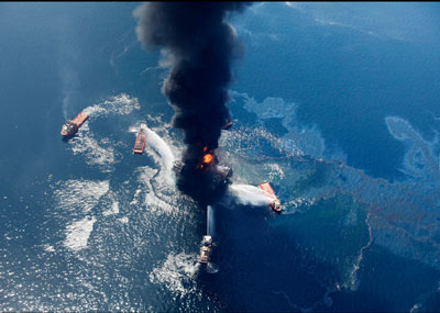 組圖：美海上鉆臺(tái)爆炸燃燒 11人失蹤營(yíng)救有希望