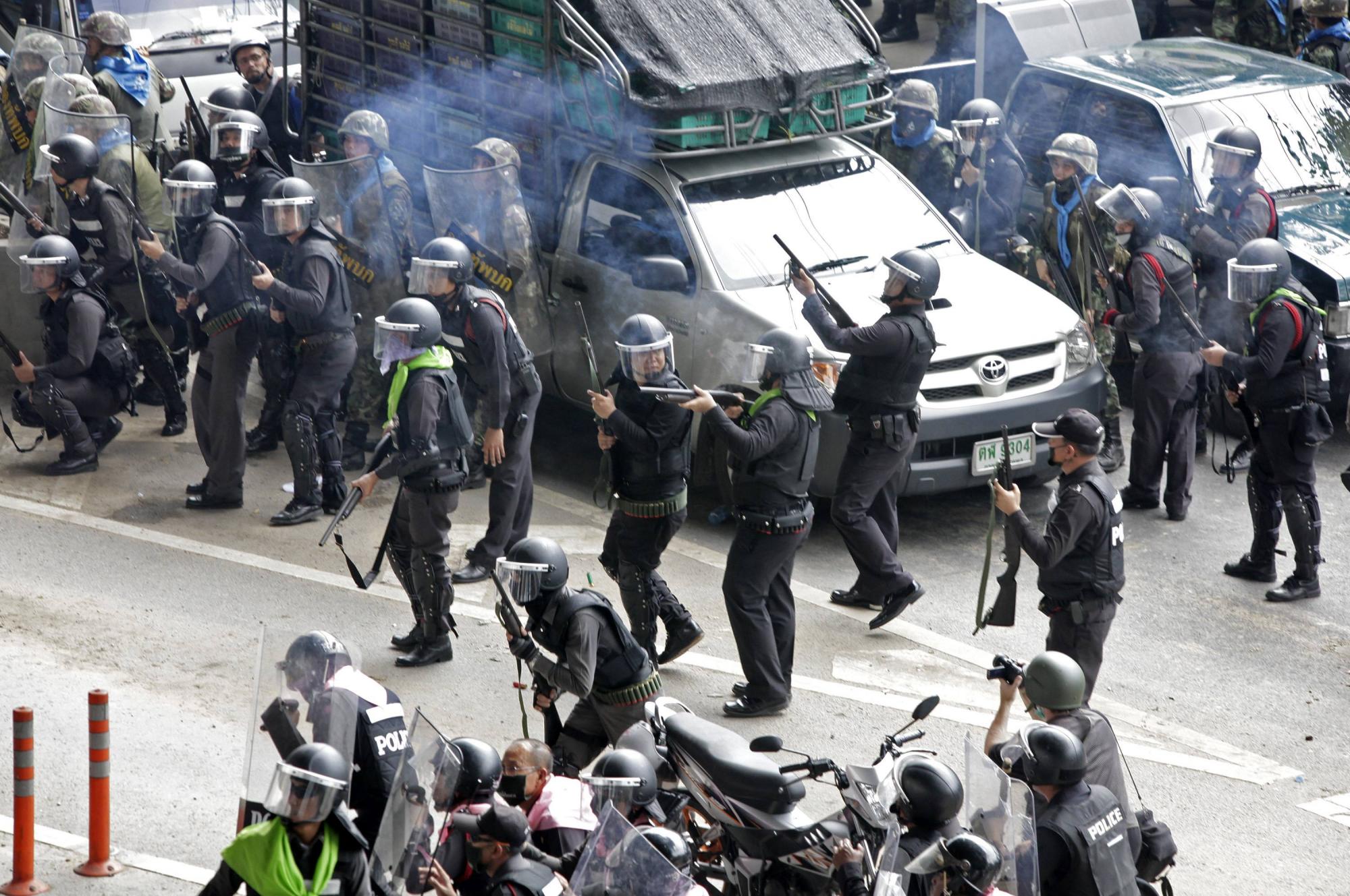 泰軍警與示威者沖突致1死18傷 政府或?qū)⒉扇「鼜娪泊胧? width=