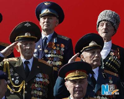俄羅斯舉行紀(jì)念衛(wèi)國戰(zhàn)爭勝利65周年閱兵式