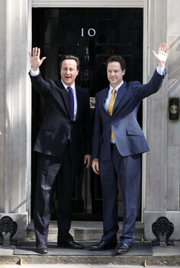 卡梅倫入主英國首相府 聯(lián)合政府面臨諸多挑戰(zhàn)