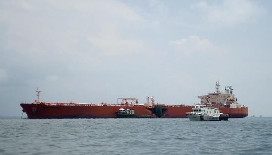 新加坡海峽油輪與貨船相撞 造成2500噸原油泄漏