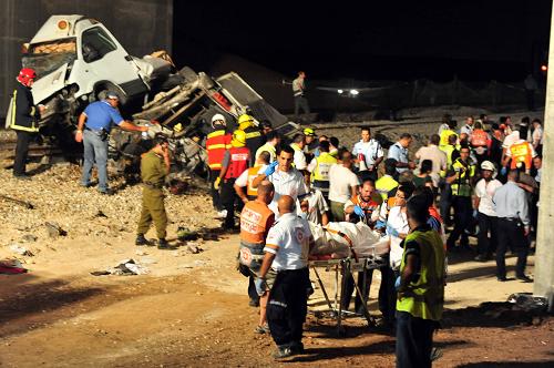 以色列南部火車(chē)汽車(chē)相撞造成7死20傷(圖)