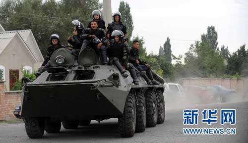 吉爾吉斯斯坦首都數(shù)千人集會譴責臨時政府