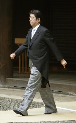 日本舉行二戰(zhàn)結(jié)束65周年追悼?jī)x式 40余名議員自行“拜鬼”