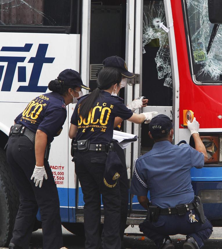 高清組圖：菲律賓警方開(kāi)始勘察犯罪現(xiàn)場(chǎng)