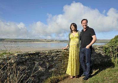 英首相卡梅倫喜獲“千金” 預(yù)定計劃或被打亂
