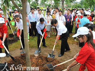 中越青年聯(lián)歡大會在廣西南寧舉行 胡錦濤和農德孟致電祝賀