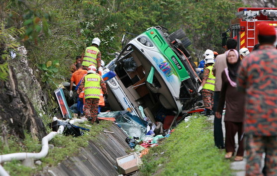 馬來(lái)西亞旅游巴士翻車(chē)造成至少27人死亡