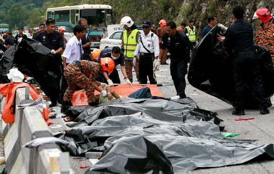 馬來(lái)西亞旅游巴士翻車(chē)造成至少27人死亡