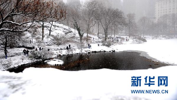 紐約遭暴風雪襲擊 部分地區(qū)能見度為零