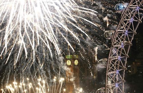 各國(guó)喜迎2011年 焰火絢麗奪目、水晶球桑巴舞助興