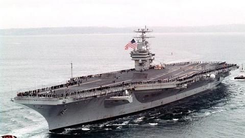 美卡爾-文森號航母與日本驅(qū)逐艦在日本海域演習